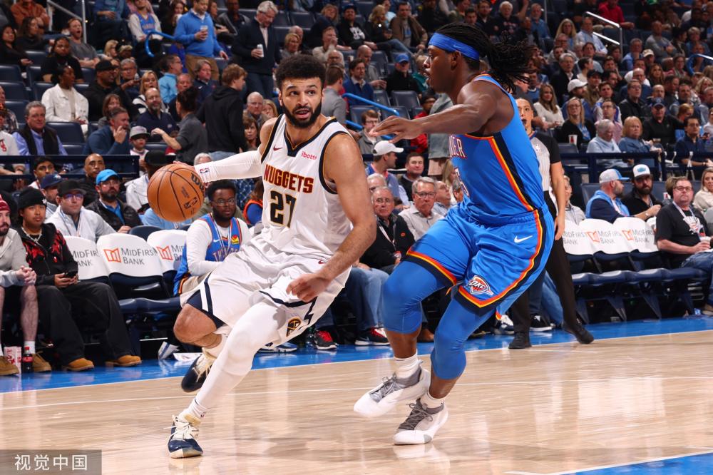 现得更加坚 现得更加坚